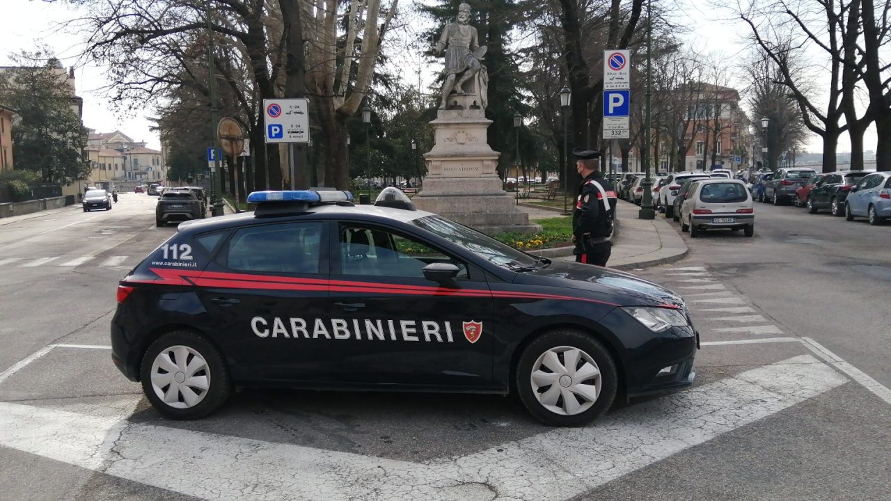 Alla vista dei Carabinieri tenta la fuga: su di lui pendeva un ordine di carcerazione