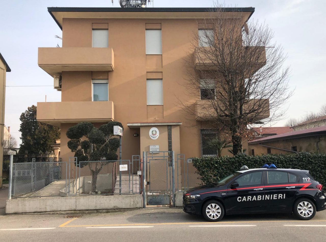 Guida senza patente e si schianta, poi simula il furto per non pagare i danni