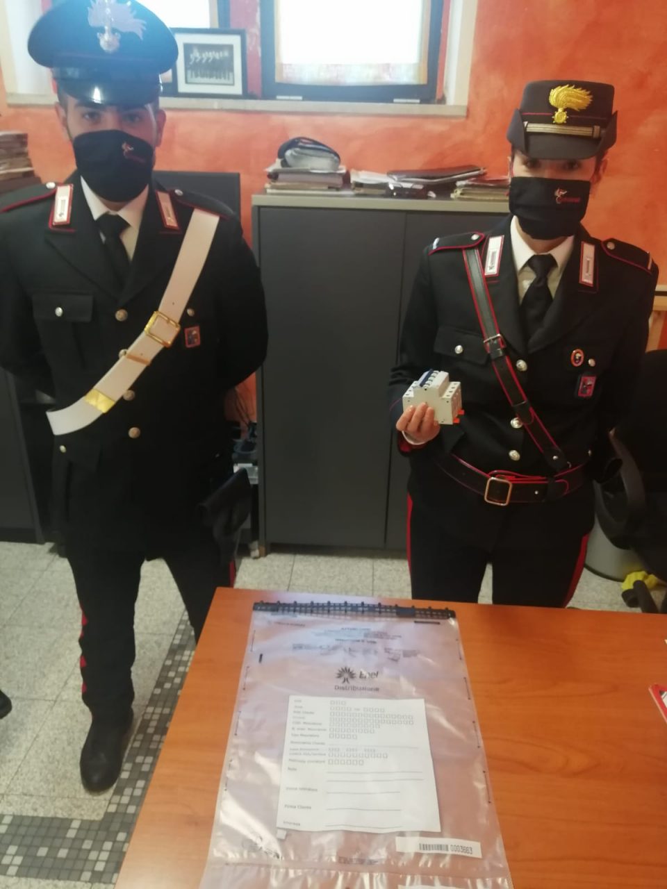 Alterano l’impianto e rubano l’energia elettrica, nei guai mamma e figlio