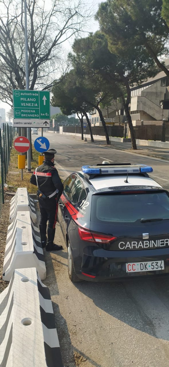 Ubriaco alla guida del camion si addormenta e si ferma in mezzo alla strada