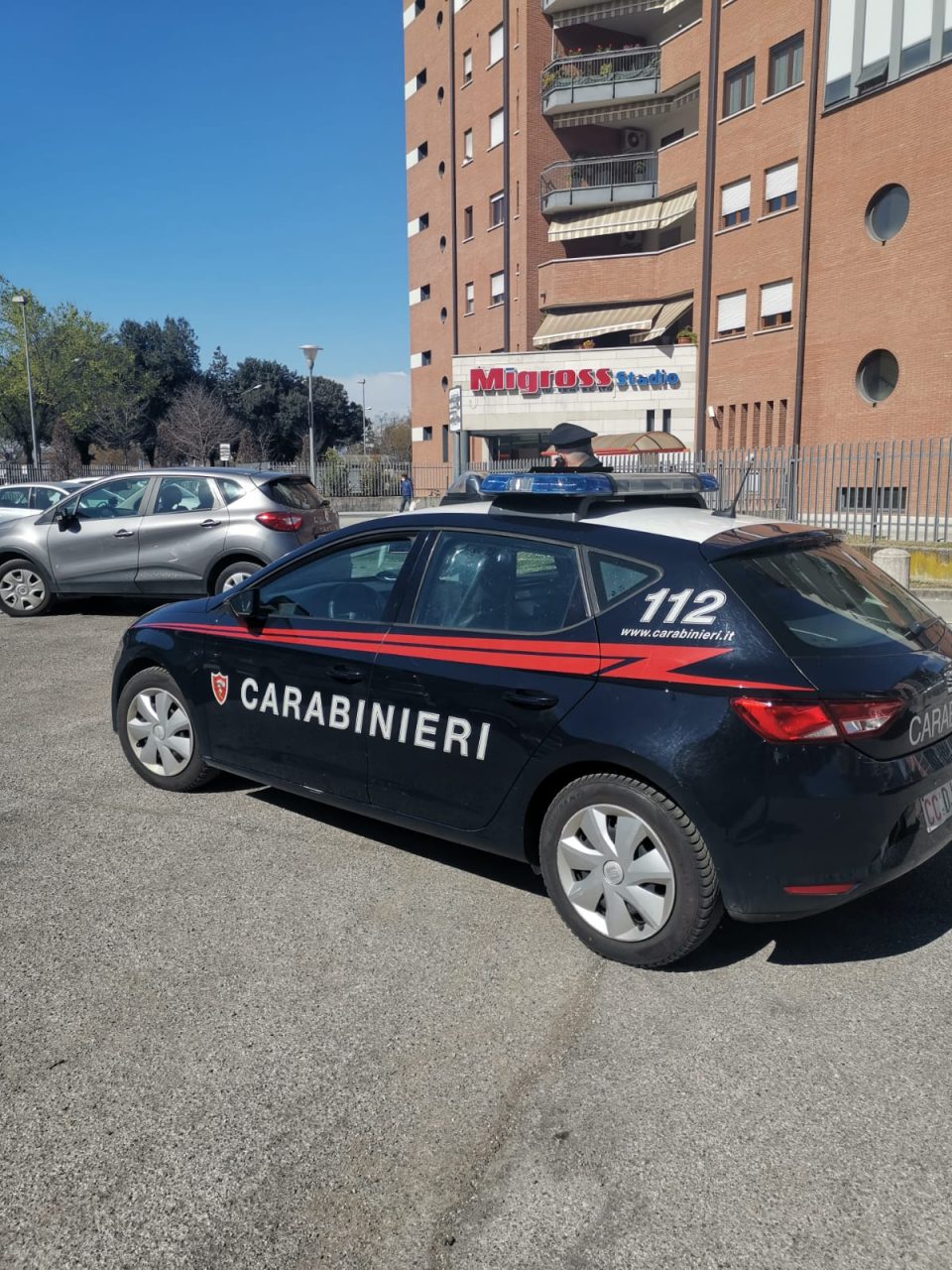 Guardia giurata chiede di vedere il contenuto della borsa della spesa ma viene aggredita