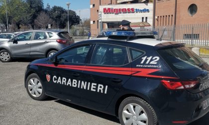 Guardia giurata chiede di vedere il contenuto della borsa della spesa ma viene aggredita