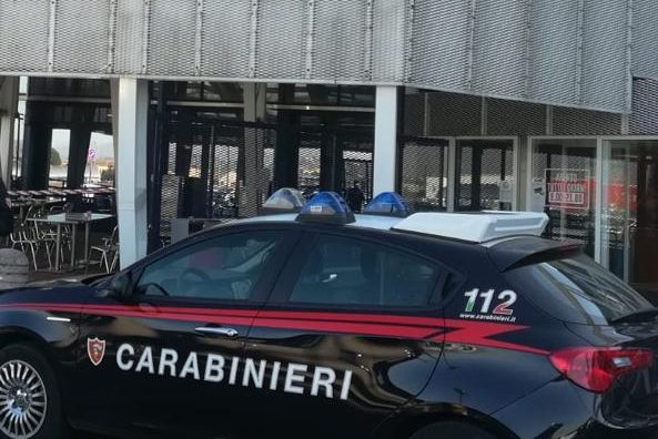 Nasconde sotto agli abiti alcune confezioni di auricolari e tenta la fuga