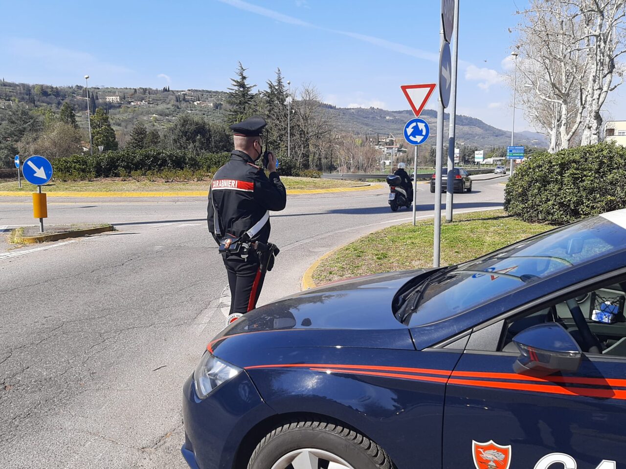 Ubriaco alla guida fermato dai Carabinieri, si aggrappa all’auto per ostacolare il controllo