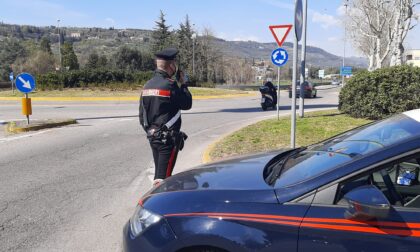 Ubriaco alla guida fermato dai Carabinieri, si aggrappa all'auto per ostacolare il controllo
