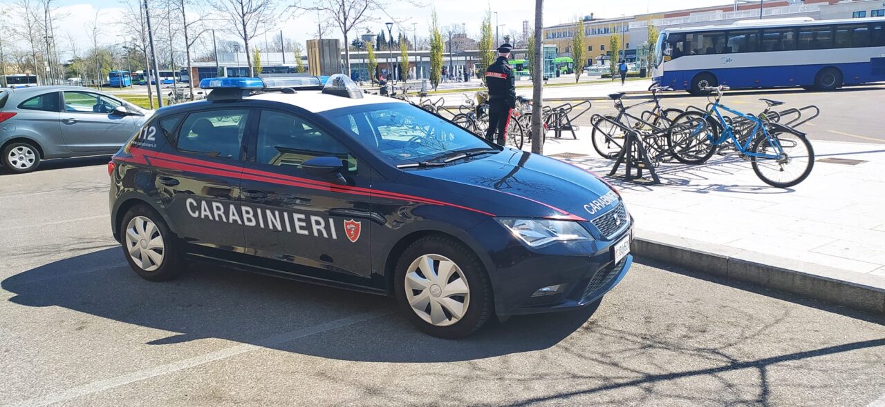 Tentano di rubare una bici in stazione ma vengono sorpresi dall’autista Atv
