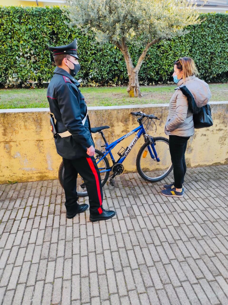 Bloccati dopo aver rubato una bici spingono i Carabinieri per tentare la fuga