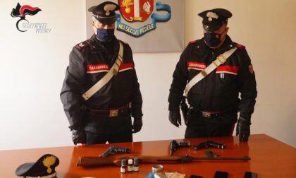 Spara al connazionale e minaccia i Carabinieri con la stessa arma: arrestato