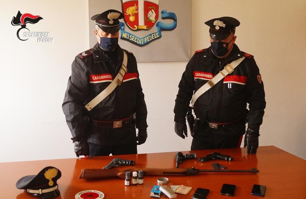 Spara al connazionale e minaccia i Carabinieri con la stessa arma: arrestato