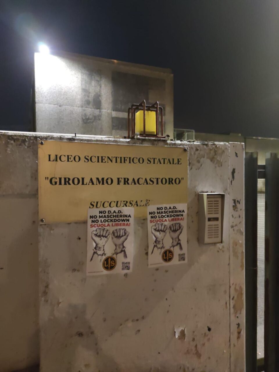 "Scuola libera!": le foto dei manifesti a Verona di Lotta Studentesca contro Dad, mascherine e lockdown