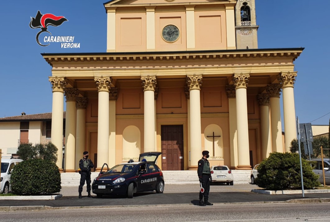 Entra in chiesa, ruba degli oggetti in sagrestia e aggredisce il parroco per guadagnarsi la fuga