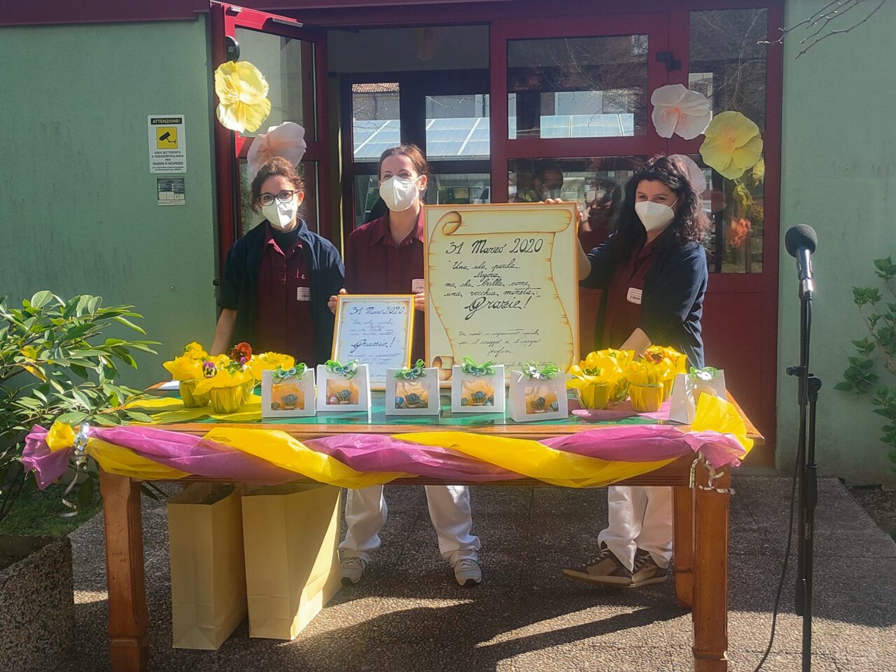 Le foto della cerimonia per dire grazie “agli eroi” della casa di riposo di Legnago