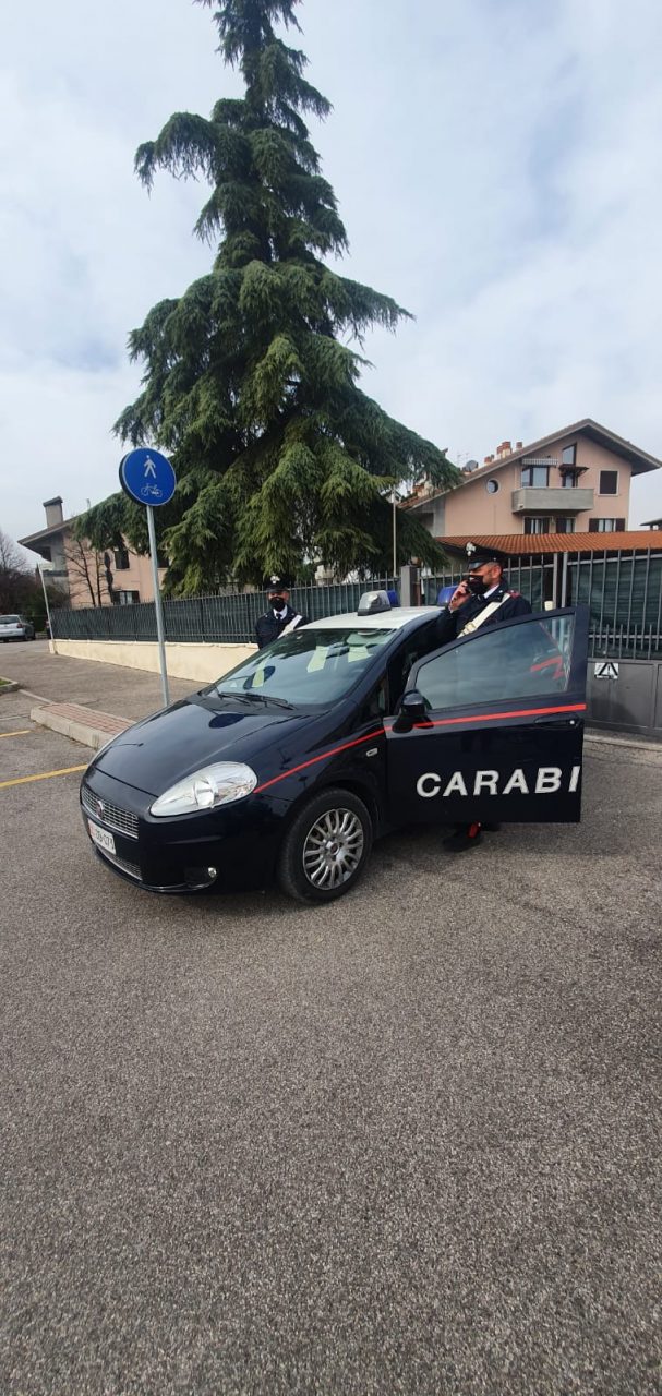 Tolgono le placche anti-taccheggio, indossano gli abiti e tentano la fuga dal supermercato