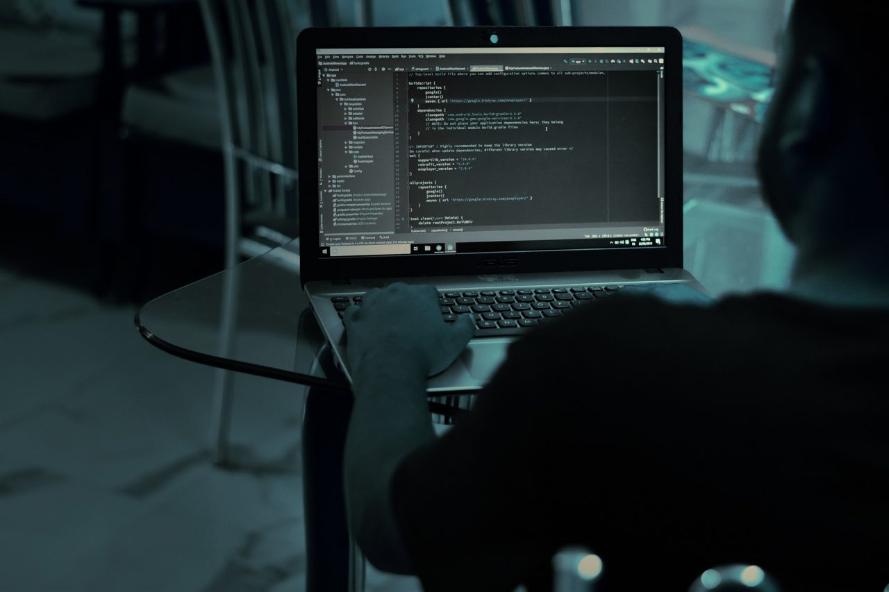 Hackeravano e-mail aziendali: riciclaggio di 600mila euro, coinvolta società veronese