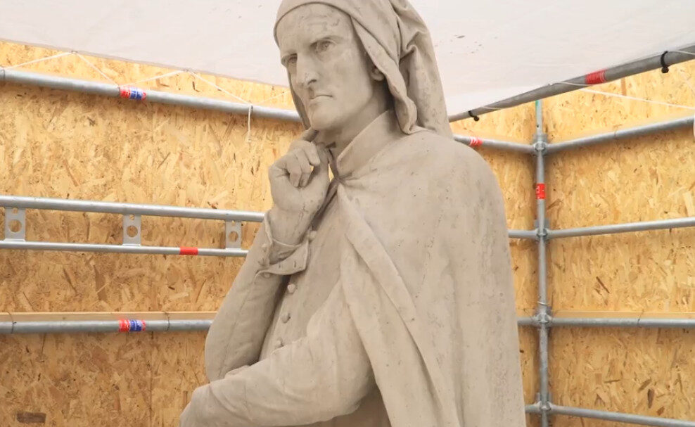 Il video dietro le quinte del restauro in corso della statua di Dante