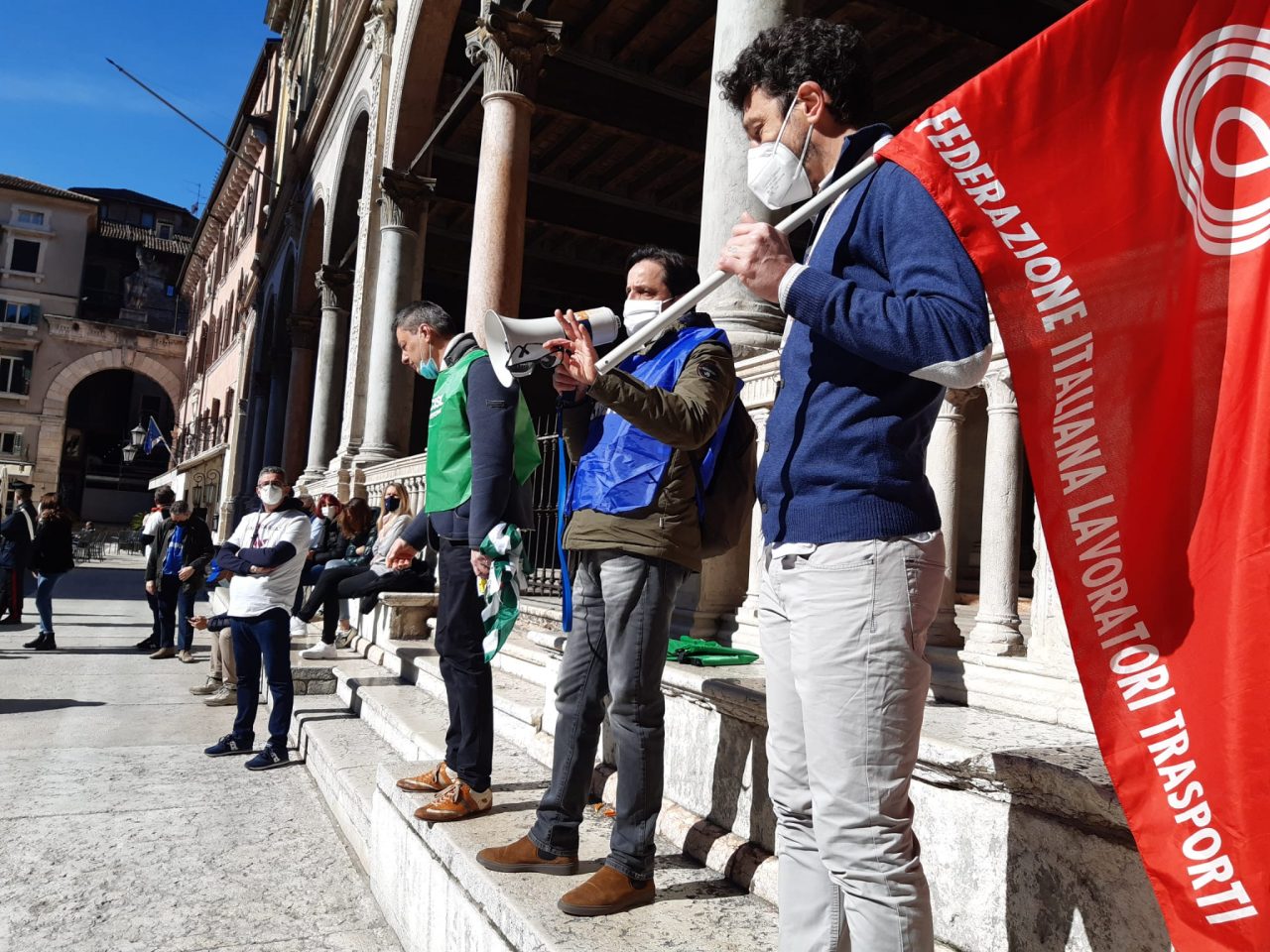 Lavoratori aeroportuali manifestano davanti alla Prefettura, sindacati: “Si lavori al rilancio dello scalo”