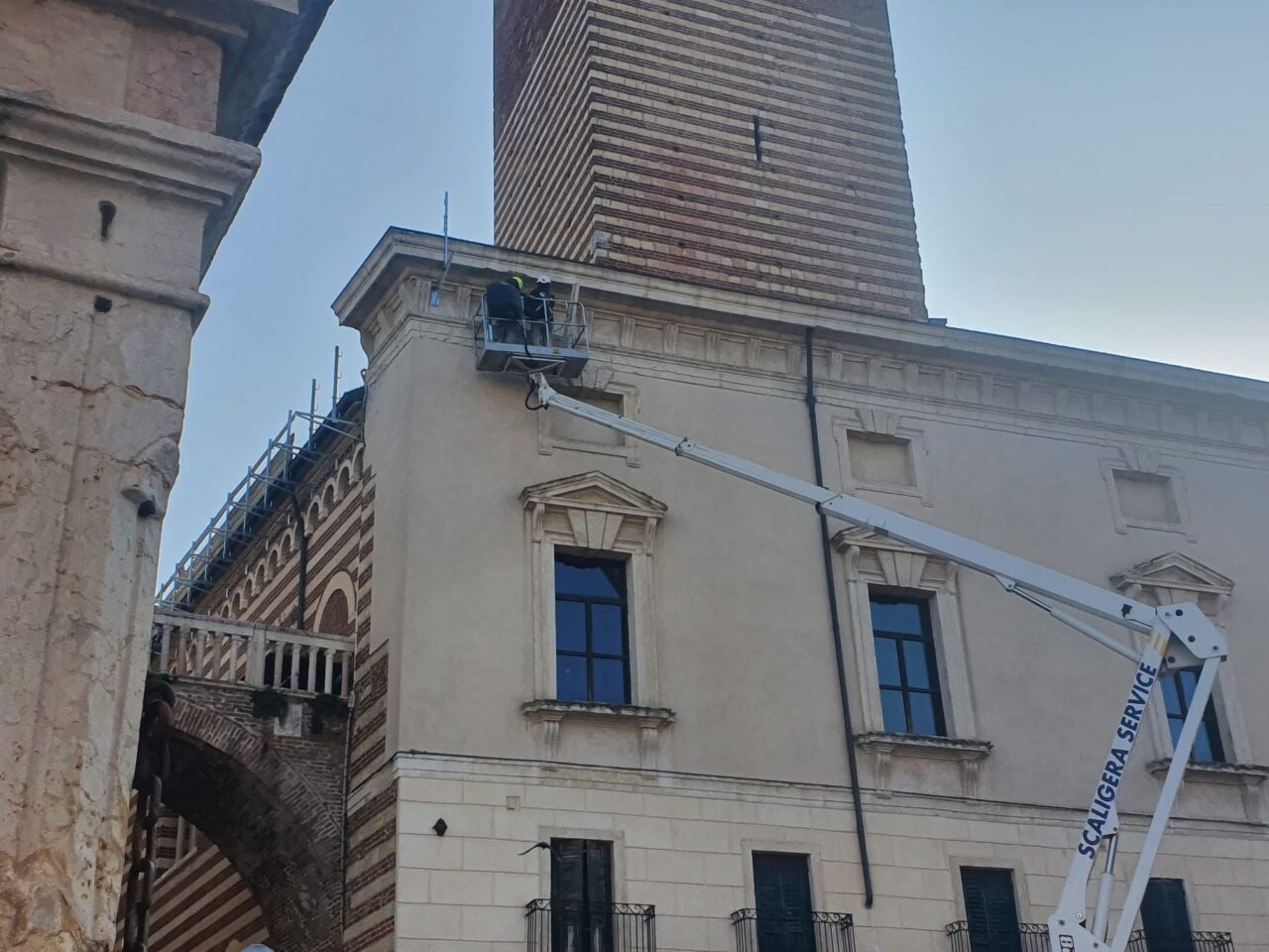 Caduta frammenti Piazza Erbe: cantiere straordinario sul tetto della Galleria d’Arte Moderna
