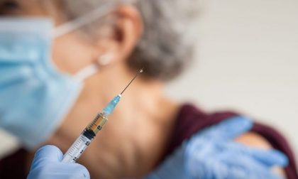 “Mio papà chiamato per il vaccino, ma è morto nel ’91”: polemiche sulla campagna vaccinale