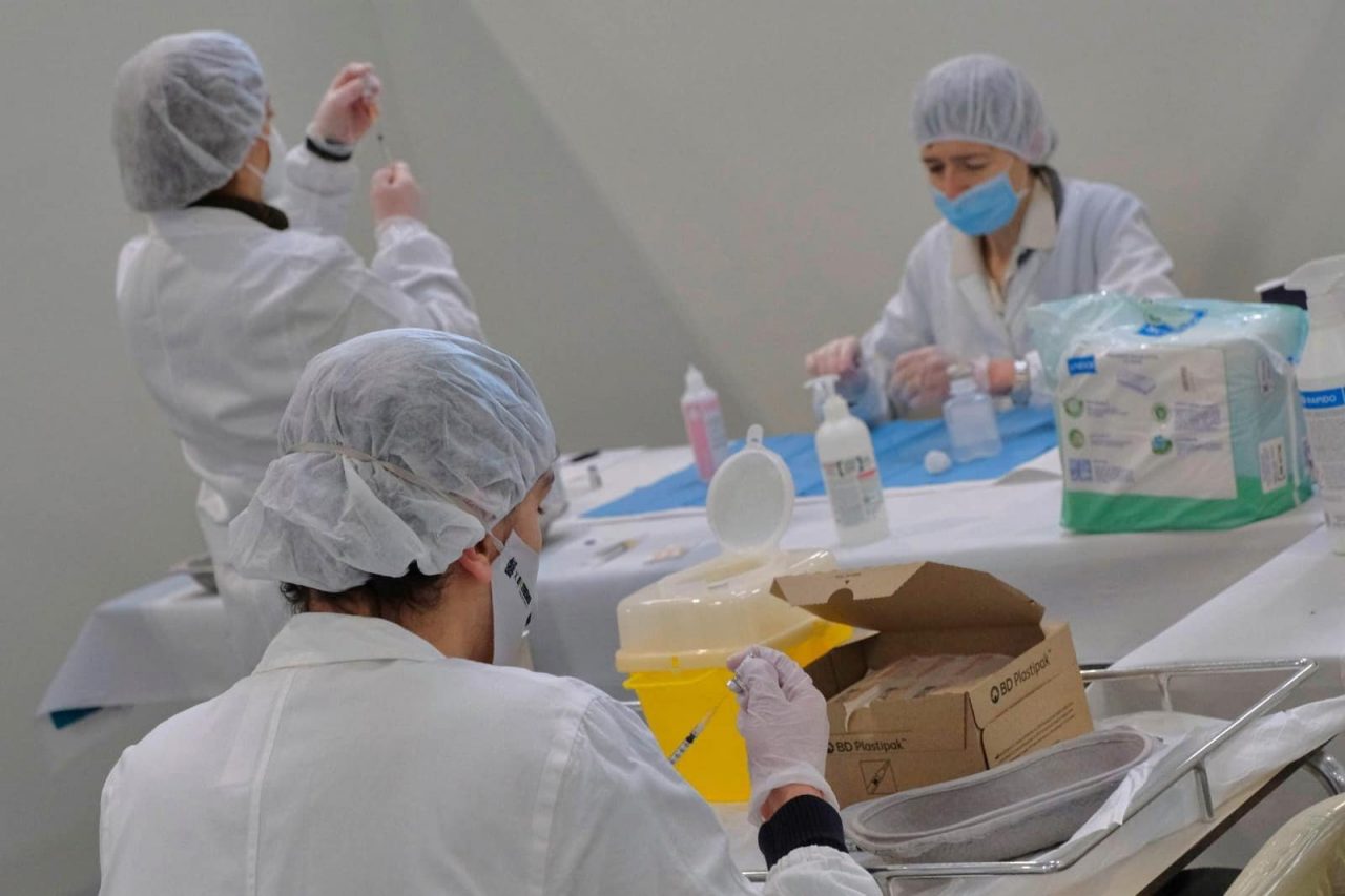 Agende piene, vaccinazioni agli adolescenti in Fiera rinviate a sabato