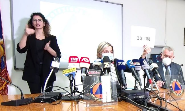 In Veneto già aperti nuovi reparti Covid e terapie intensive. Scuole, chiuso un altro distretto