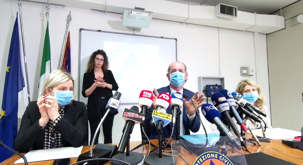 Il Veneto torna zona arancione da lunedì, Zaia: “Evitate ogni assembramento”