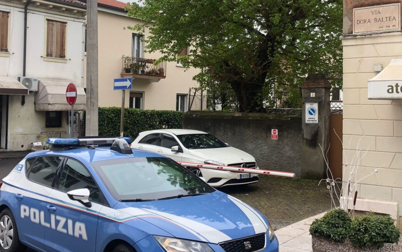 Picchia e deruba una prostituta nella sua abitazione