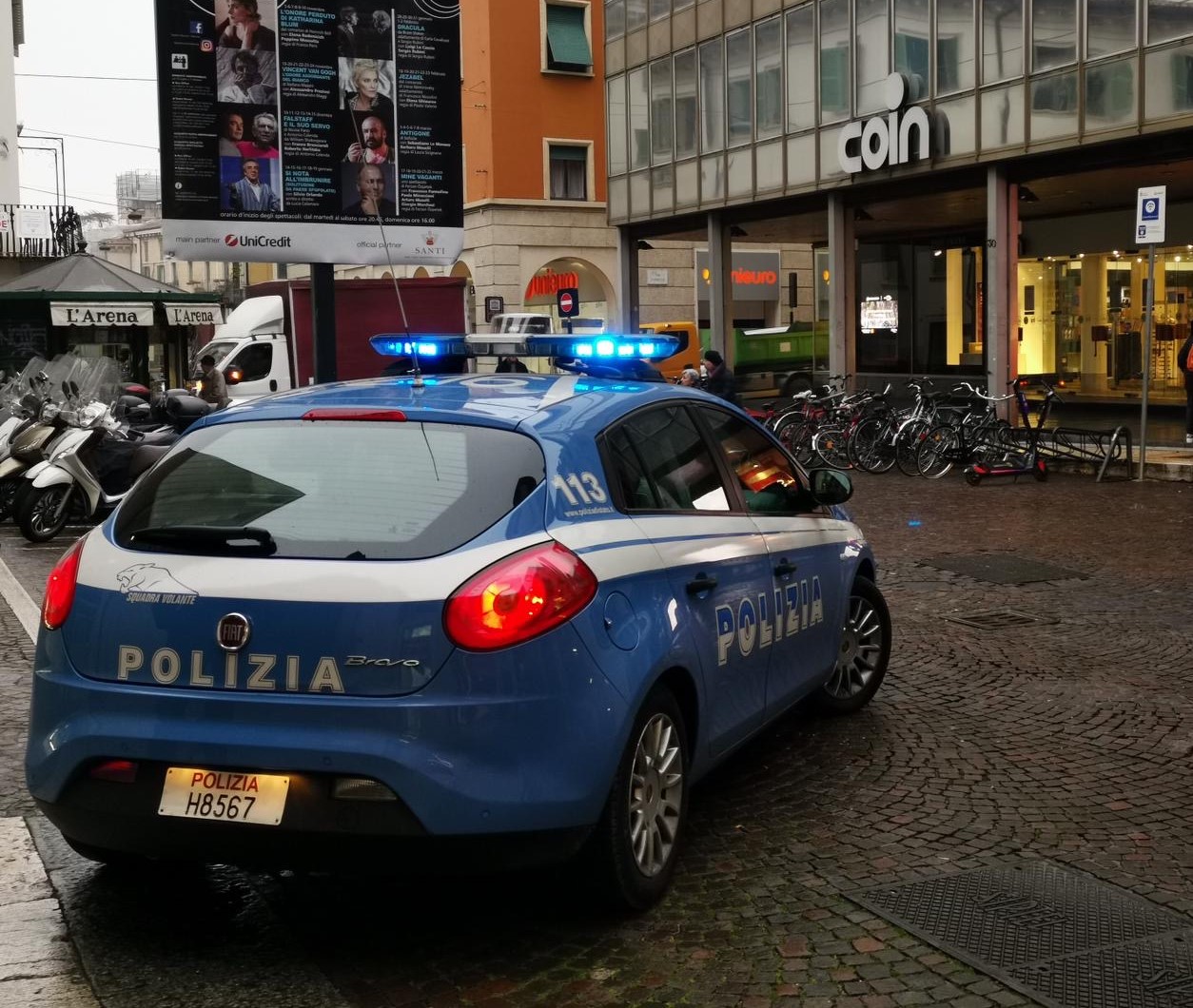 Ruba un profumo da Coin, fermato dall’addetto alla vigilanza gli sputa addosso e tenta la fuga