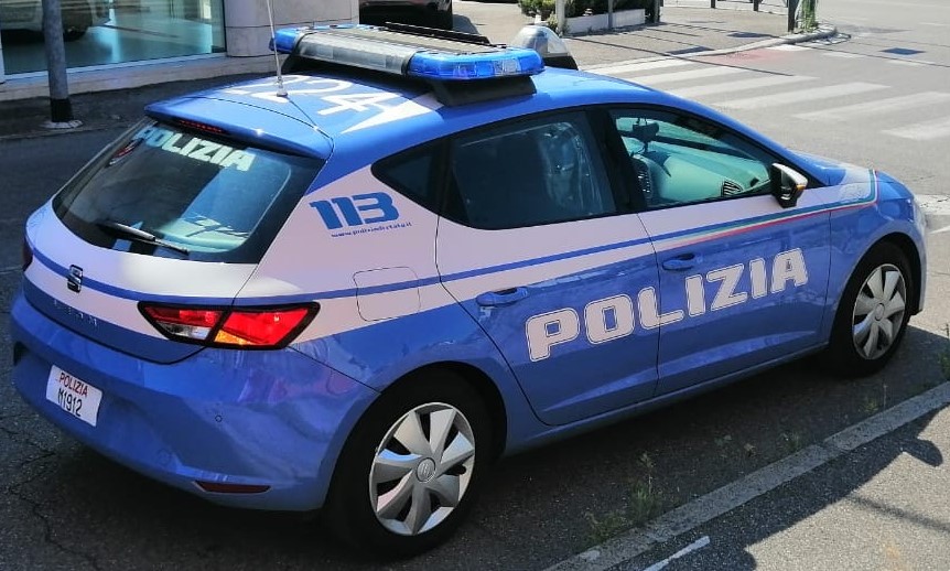 Ruba dentro alla roulotte di un turista tedesco e poi tenta la fuga su un motorino sprovvisto di targa