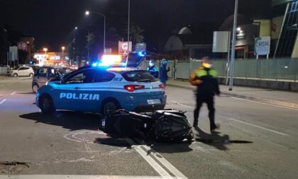 Ignorano l’alt e scappano a folle velocità ma la loro corsa finisce contro l’auto della Polizia