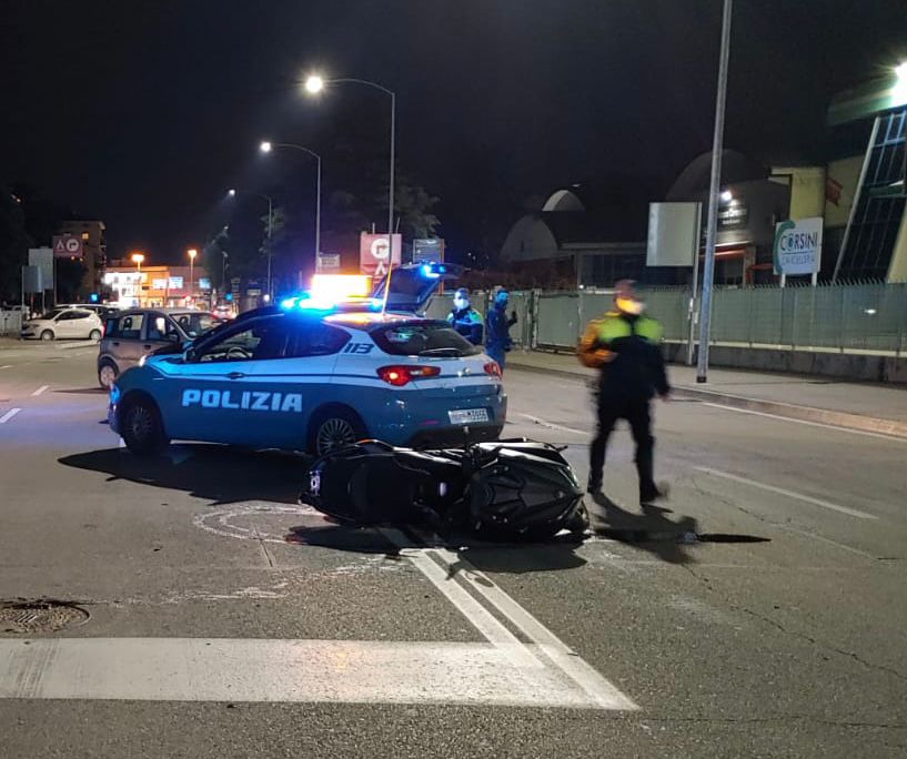 Ignorano l’alt e scappano a folle velocità ma la loro corsa finisce contro l’auto della Polizia