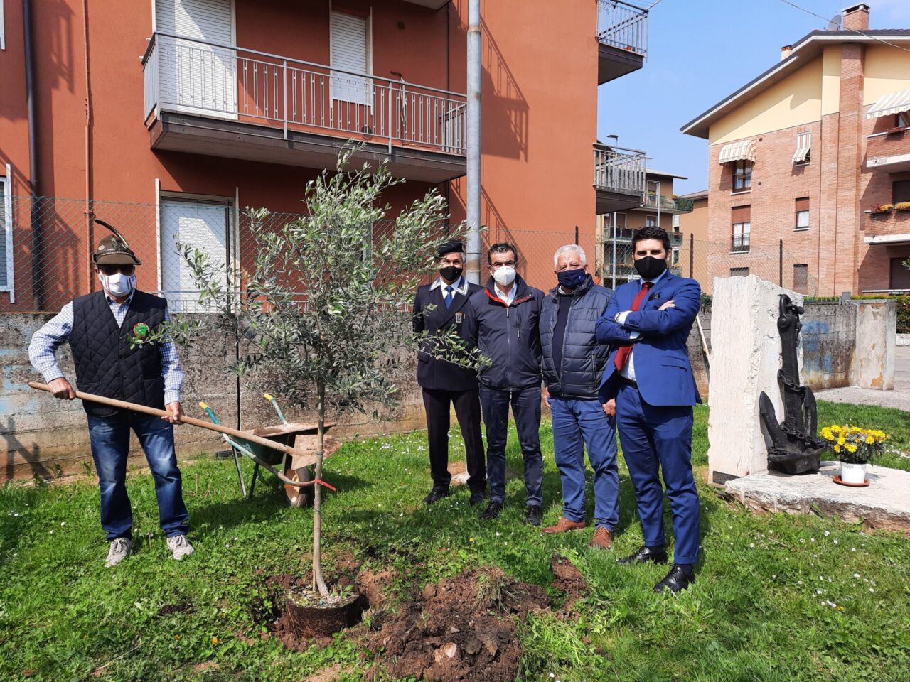 Alpini piantano due nuovi ulivi al monumento dedicato all’eroe veronese Marcolini