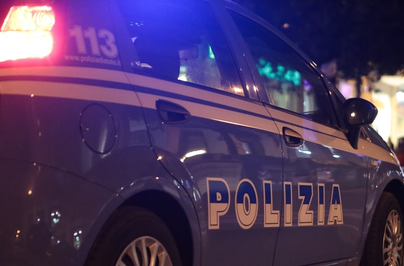 Agenti intervengono per sedare una lite tra padre e figlio ma vengono aggrediti dal 20enne