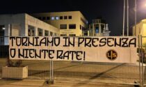 Striscione di Lotta Studentesca davanti al polo universitario: "Torniamo in presenza o niente rate!"