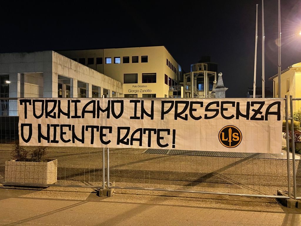 Striscione di Lotta Studentesca davanti al polo universitario: “Torniamo in presenza o niente rate!”