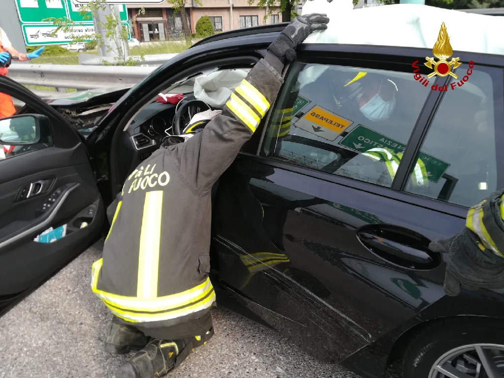 Tamponamento tra due auto al casello autostradale di Verona Sud: un ferito