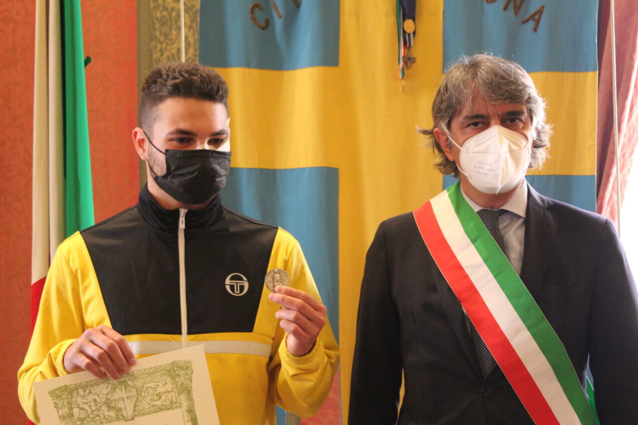 Sboarina consegna la medaglia della città a Michele il rider sfregiato, Zaia: “Sei il nostro eroe”