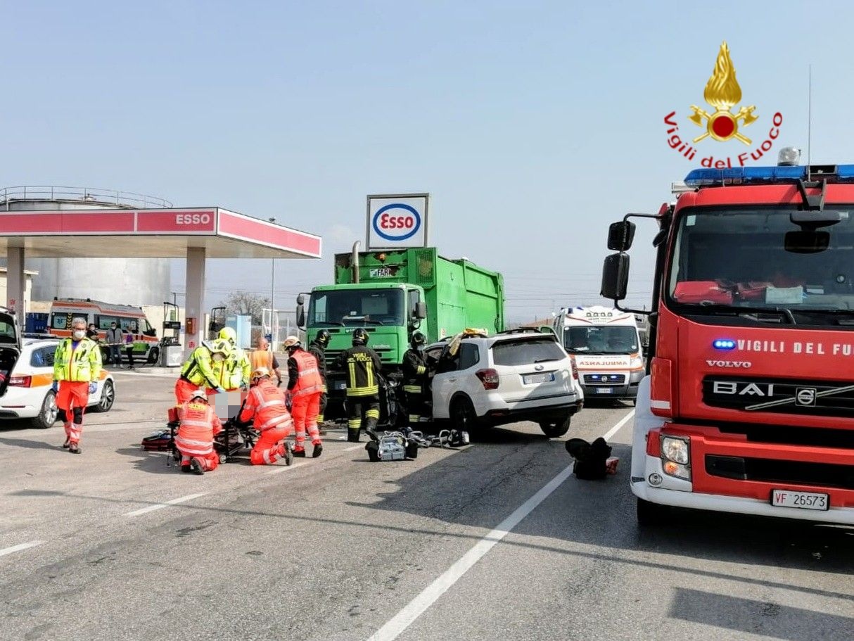 Scontro a Verona tra auto e camion: feriti papà e  figlio di 10 anni