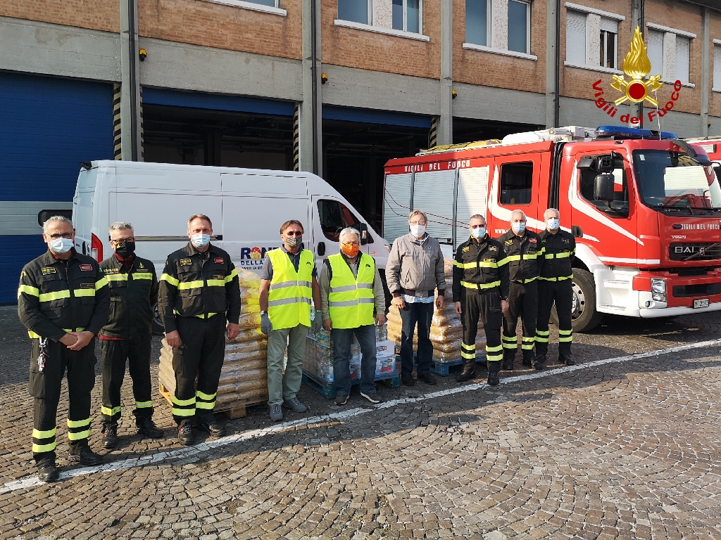 Vigili del fuoco a sostegno delle famiglie bisognose: consegnati 300 chili di pasta e beni alimentari