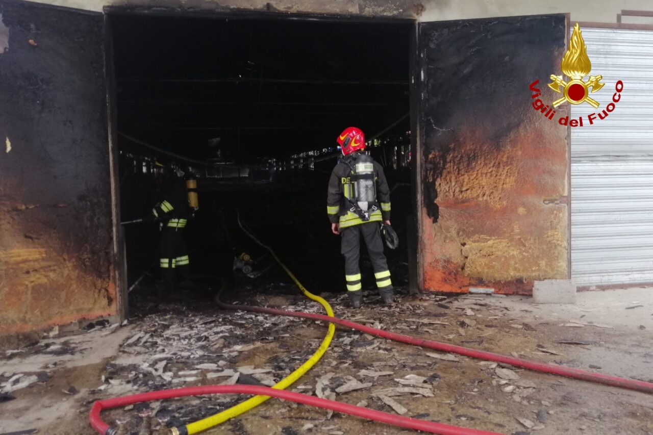 Le foto dell’incendio di un capannone adibito ad allevamento avicolo a Castel D’Azzano