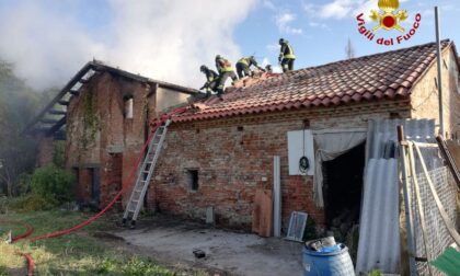 Le foto del rustico bruciato a Veronella: Vigili del fuoco al lavoro per quasi 5 ore