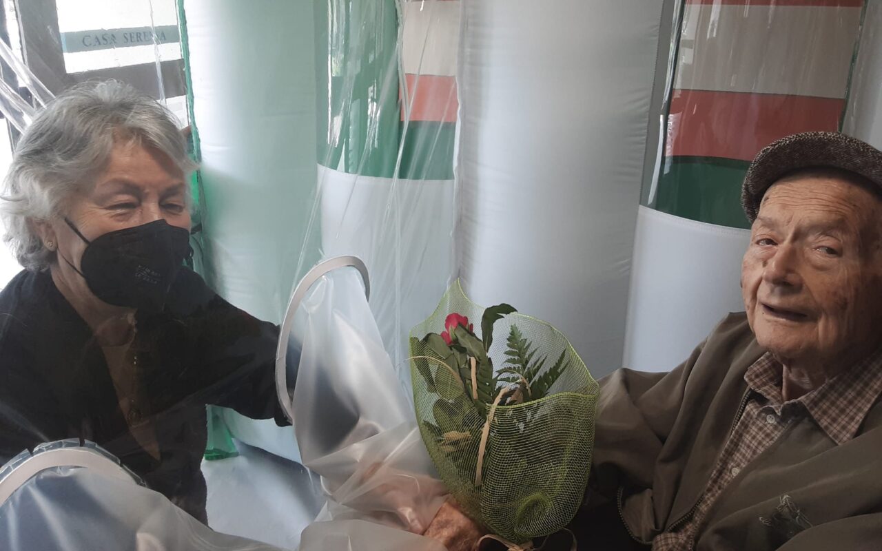 Nidia e Dante hanno festeggiato i 60 anni di matrimonio nel tunnel degli abbracci