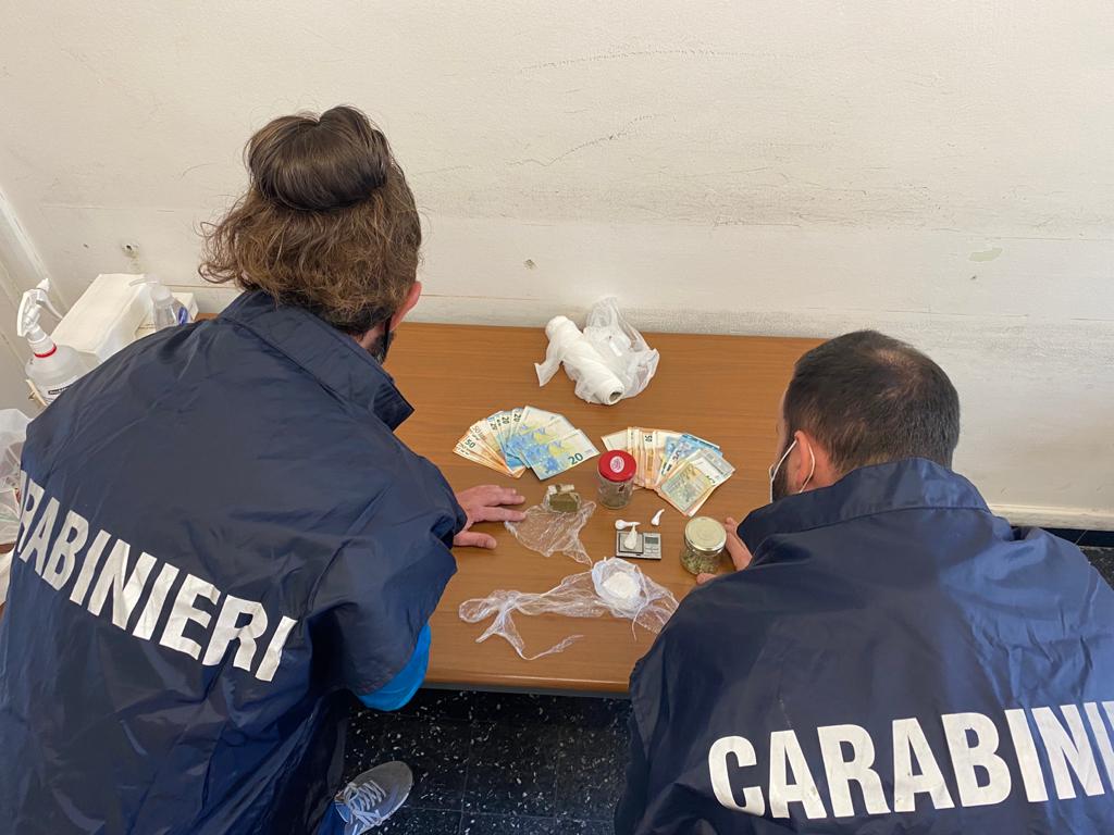Scoperta con la droga in casa, nei guai una 34enne