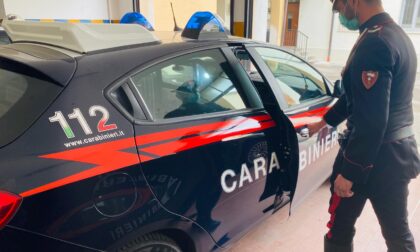 Violenta lite tra due compagni ubriachi, intervengono Carabinieri e sanitari ma vengono aggrediti