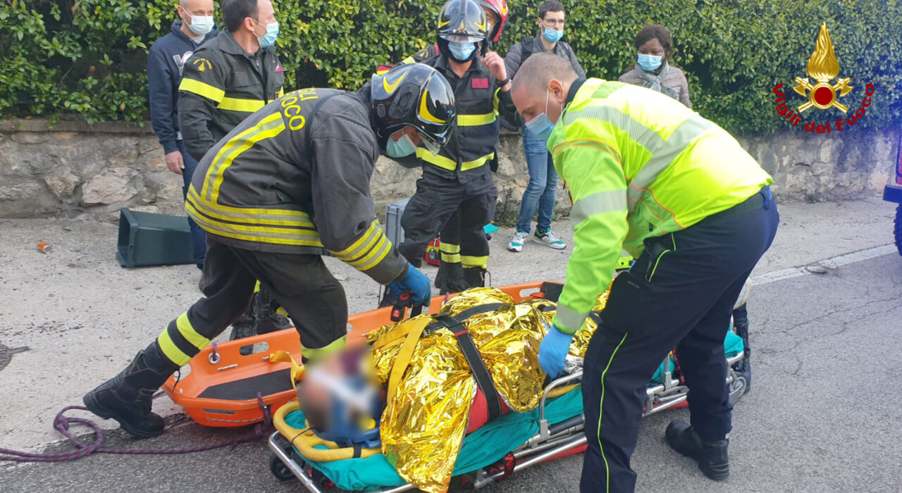 Esce per un’escursione ma sulla strada del ritorno cade per terra, ferito un 70enne