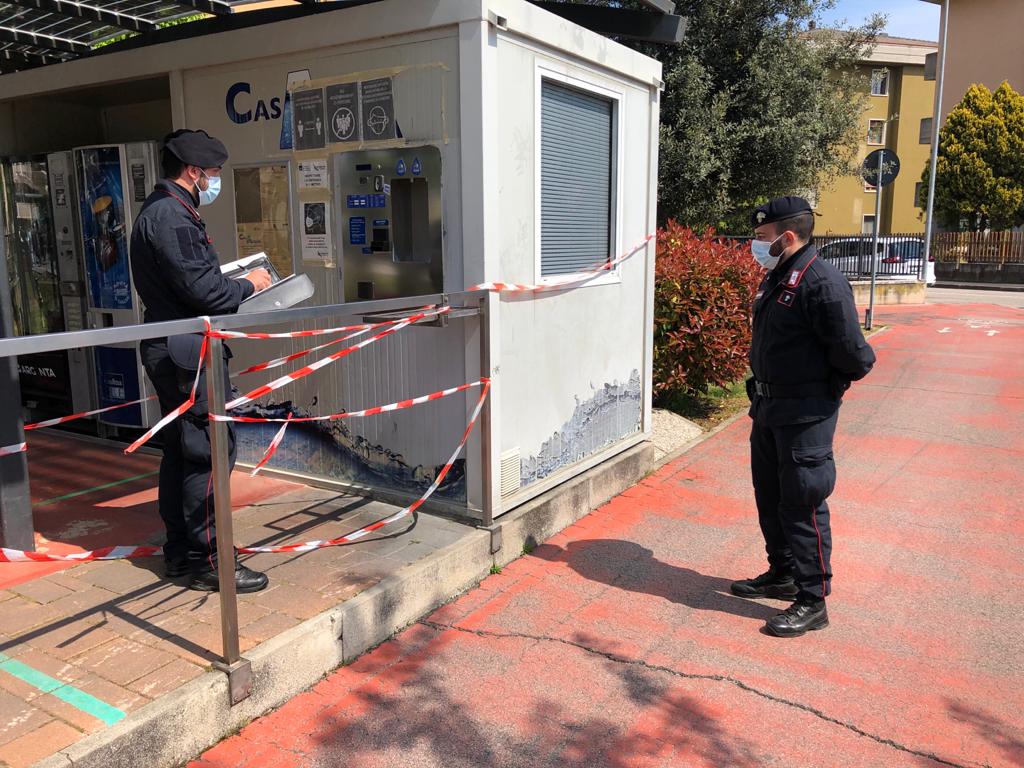 Acqua sul (copri)fuoco, rubano i soldi dal distributore: identificati e denunciati