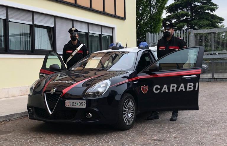 Forza la porta posteriore del bar della stazione di Legnago e ruba bottiglie di birra e sigarette