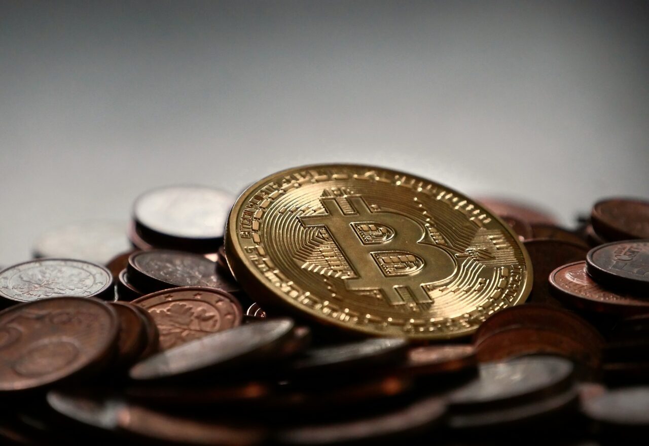 Violenta rapina ai danni di un 46enne che voleva acquistare Bitcoin: arrestato 17enne