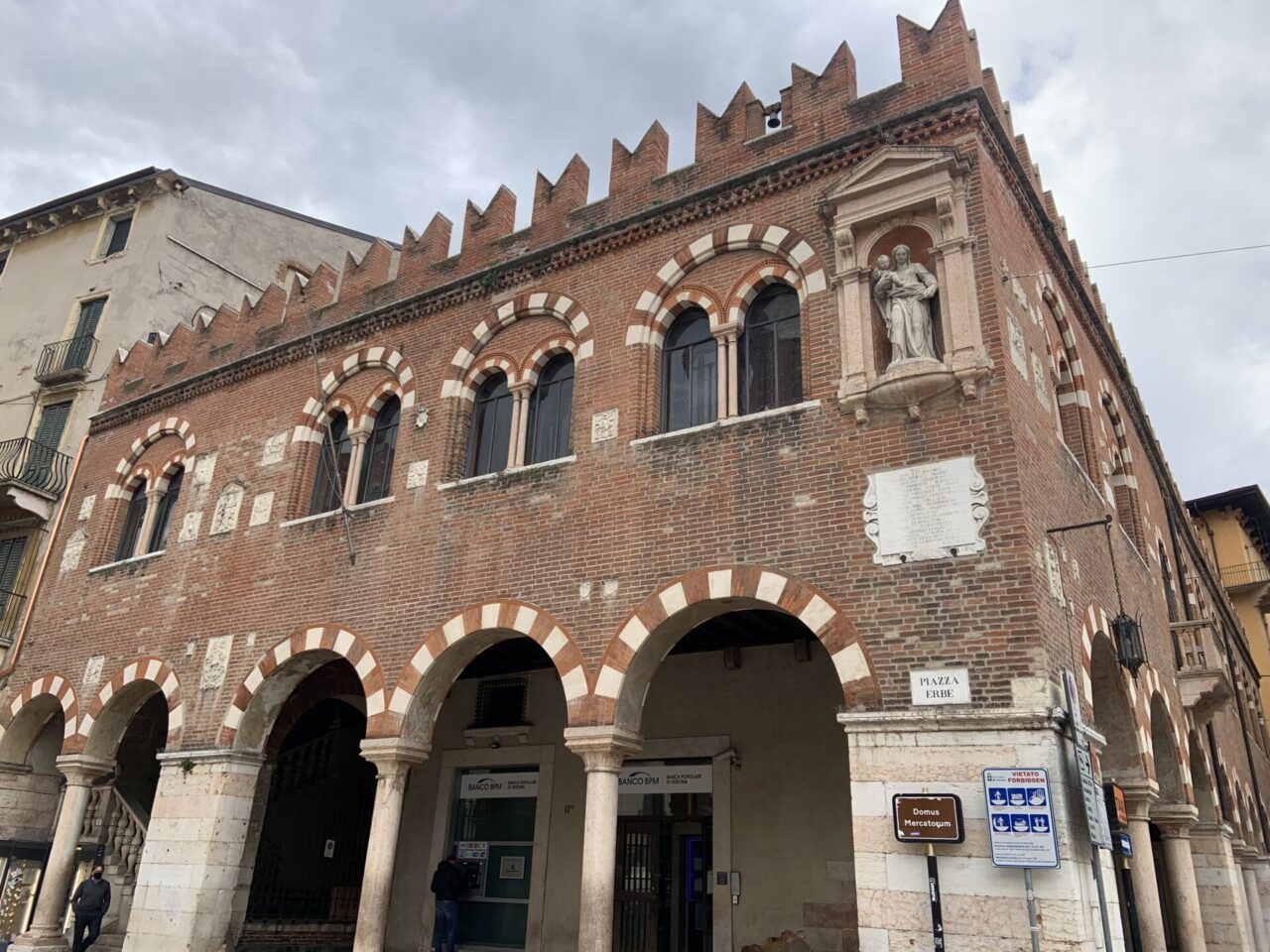 Alla Domus Mercatorum negozi di pregio, Sboarina: “Restituiamo un pezzo di storia chiuso da 21 anni”