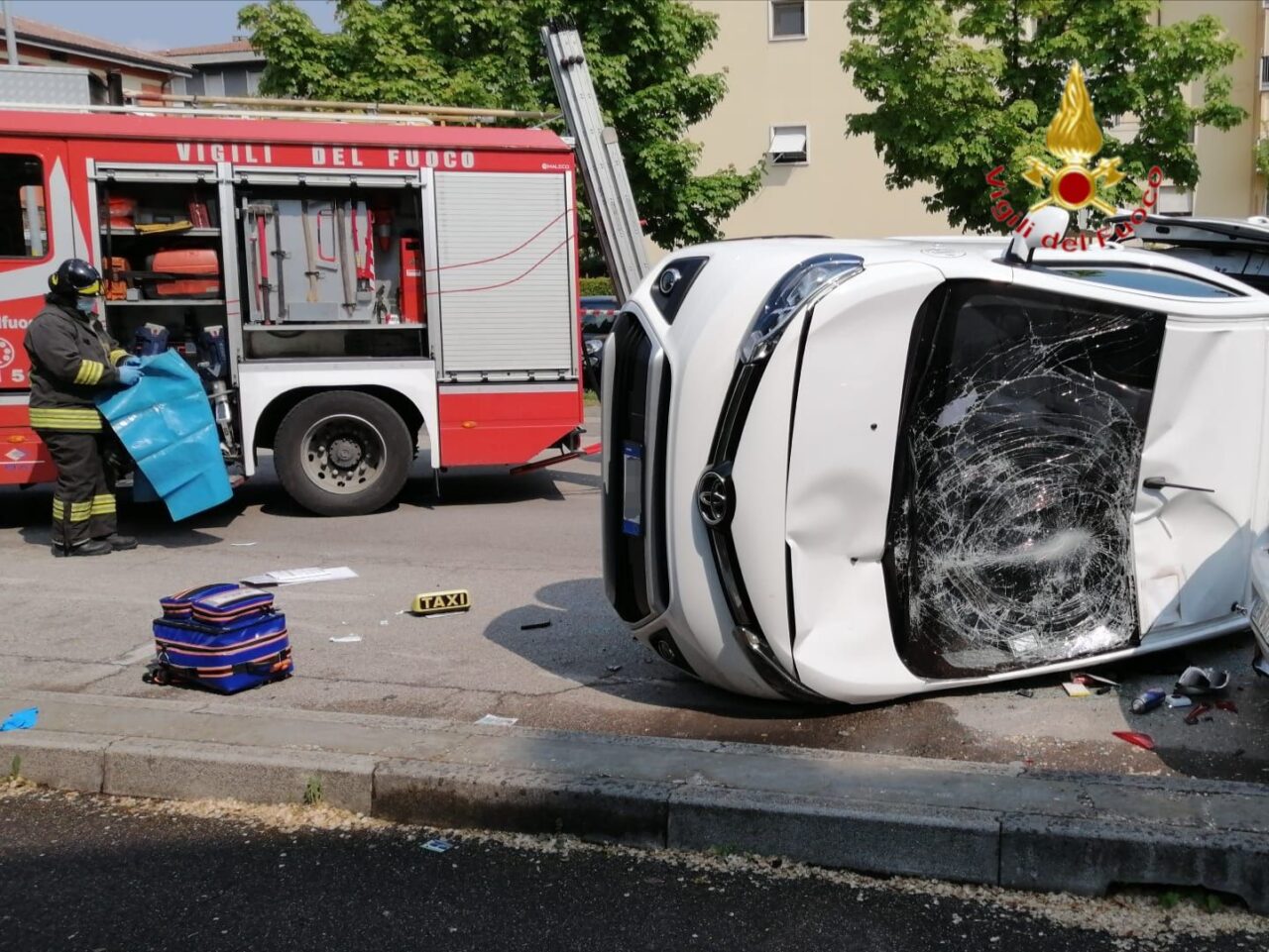 Disabile intrappolata nel taxi dopo l’incidente