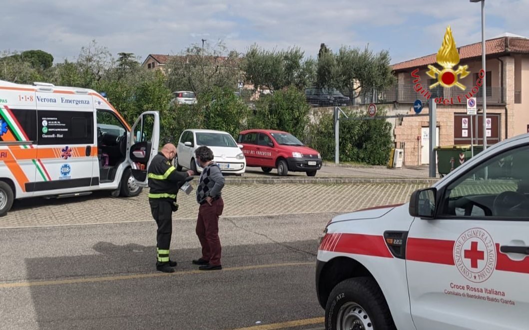 Malore di fronte alla caserma dei Vigili del fuoco: 35enne di Bardolino vivo per miracolo